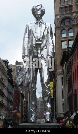 Le 1er avril 2011 - Manhattan, New York, États-Unis - Le Monument d'Andy, par l'artiste ROB PRUITT, est son hommage à Andy WARHOL - le père du Pop Art, à l'angle de la 18e Rue et Broadway à côté de l'ex-Union Square Warhol Factory studio. Pruitt réalisé la statue qu'il a imaginé en 1977, Warhol habillé en Banque D'Images