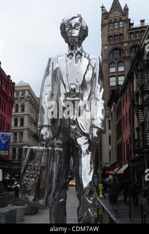 Le 1er avril 2011 - Manhattan, New York, États-Unis - Le Monument d'Andy, par l'artiste ROB PRUITT, est son hommage à Andy WARHOL - le père du Pop Art, à l'angle de la 18e Rue et Broadway à côté de l'ex-Union Square Warhol Factory studio. Pruitt réalisé la statue qu'il a imaginé en 1977, Warhol habillé en Banque D'Images