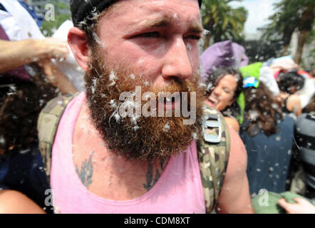 Des milliers de personnes se rassemblent à Pershing Square dans le centre-ville de Los Angeles pour un oreiller géant lutte sur Avril 02, 2011. (Zuma Press Photo/Josh Edelson) Banque D'Images
