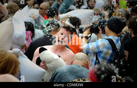 Des milliers de personnes se rassemblent à Pershing Square dans le centre-ville de Los Angeles pour un oreiller géant lutte sur Avril 02, 2011. (Zuma Press Photo/Josh Edelson) Banque D'Images