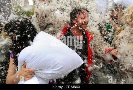 Des milliers de personnes se rassemblent à Pershing Square dans le centre-ville de Los Angeles pour un oreiller géant lutte sur Avril 02, 2011. (Zuma Press Photo/Josh Edelson) Banque D'Images