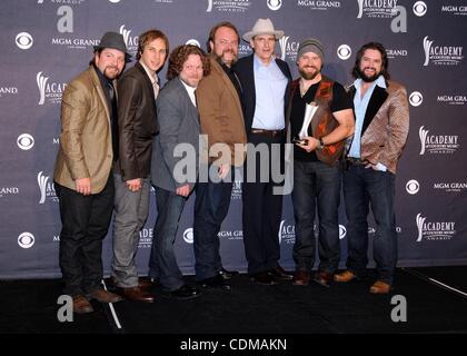 3 avril 2011 - Hollywood, Californie, États-Unis - 46e Academy of Country Music Awards Press Room at MGM Grand Garden Arena de Las Vegas, NV 4/3/2011 11..ZAC BROWN BAND et JAMES TAYLOR(Image Crédit : Â© Scott Kirkland/Globe Photos/ZUMAPRESS.com) Banque D'Images