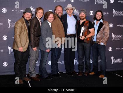 3 avril 2011 - Hollywood, Californie, États-Unis - 46e Academy of Country Music Awards Press Room at MGM Grand Garden Arena de Las Vegas, NV 4/3/2011 11..ZAC BROWN BAND et JAMES TAYLOR(Image Crédit : Â© Scott Kirkland/Globe Photos/ZUMAPRESS.com) Banque D'Images