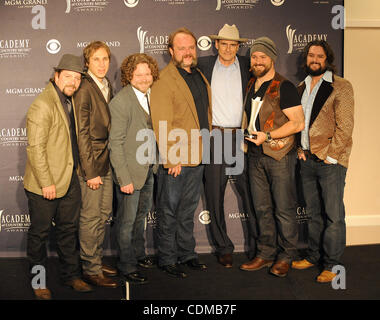 3 avril, 2011 - Las Vegas, Nevada, USA - musicien James Taylor et la ZAC BROWN BAND s'affiche dans la salle de presse au 46th Annual Academy of Country Music Awards qui a lieu au MGM Grand Hotel & Casino Grand Garden Arena situé à Las Vegas. Copyright 2011 Jason Moore. (Crédit Image : Banque D'Images