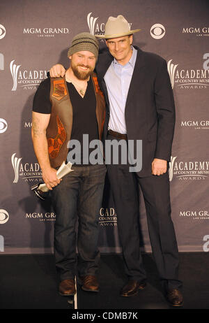 3 avril, 2011 - Las Vegas, Nevada, USA - musicien James Taylor et la ZAC BROWN BAND s'affiche dans la salle de presse au 46th Annual Academy of Country Music Awards qui a lieu au MGM Grand Hotel & Casino Grand Garden Arena situé à Las Vegas. Copyright 2011 Jason Moore. (Crédit Image : Banque D'Images