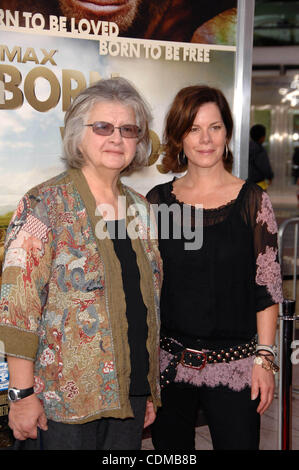 3 avril 2011 - Hollywood, Californie, États-Unis - Birute Galdikas et Marcia Gay Harden lors de la première du nouveau film de la Warner Bros Pictures nés pour être libres 3D, qui a eu lieu au California Science Center, le 3 avril 2011, à Los Angeles.. Crédit Image : 2011(Â© Michael Germana/Globe Photos/ZUMAPRES Banque D'Images