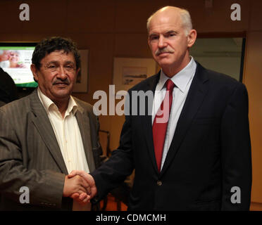 Le 4 avril, 2011 - Athènes, Grèce - Le Premier ministre grec George PAPANDREOU (R) rencontre avec le colonel Mouammar Kadhafi et le délégué du Ministre des affaires étrangères de la Libye ABDULATI AL OBEIDI. (Crédit Image : © Vafeiadakis ZUMAPRESS.com) Aristidis/ Banque D'Images