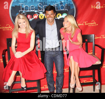 5 avril 2011 - New York, New York, États-Unis - Actrice/talk-show d'accueil KELLY RIPA et son mari MARK CONSUELOS posent pour des photos lors de l'inauguration de sa nouvelle figure de cire Madame Tussauds à Times Square. (Crédit Image : © Kaszerman ZUMAPRESS.com)/Nancy Banque D'Images