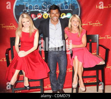 5 avril 2011 - New York, New York, États-Unis - Actrice/talk-show d'accueil KELLY RIPA et son mari MARK CONSUELOS posent pour des photos lors de l'inauguration de sa nouvelle figure de cire Madame Tussauds à Times Square. (Crédit Image : © Kaszerman ZUMAPRESS.com)/Nancy Banque D'Images