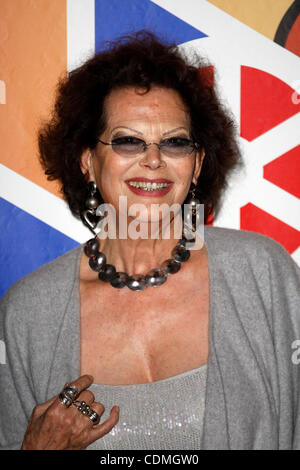 7 avril 2011 - Athènes, Grèce - L'actrice italienne Claudia Cardinale arrivent pour la première du film ''Le Fil'' qu'elle étoiles, lors du 12e Festival du Film Francophone en l'Institut Français d'Athènes. (Crédit Image : © Vafeiadakis ZUMAPRESS.com) Aristidis/ Banque D'Images