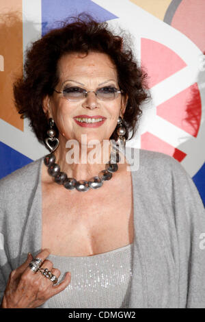 7 avril 2011 - Athènes, Grèce - L'actrice italienne Claudia Cardinale arrivent pour la première du film ''Le Fil'' qu'elle étoiles, lors du 12e Festival du Film Francophone en l'Institut Français d'Athènes. (Crédit Image : © Vafeiadakis ZUMAPRESS.com) Aristidis/ Banque D'Images