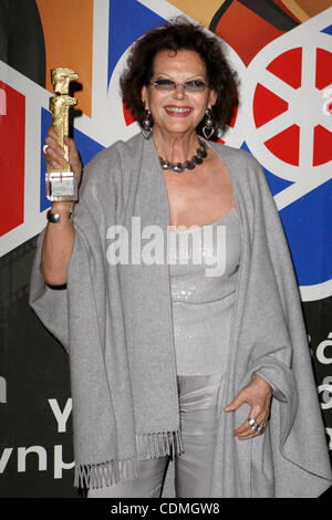 7 avril 2011 - Athènes, Grèce - Claudia Cardinale a été décerné pour sa contribution au cinéma, à la 12ème Festival du Film Francophone à Athènes. (Crédit Image : © Vafeiadakis ZUMAPRESS.com) Aristidis/ Banque D'Images