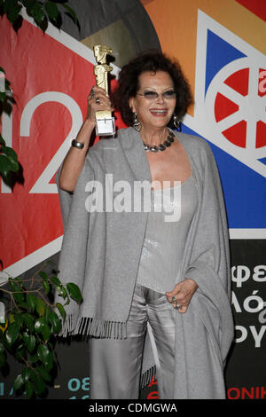 7 avril 2011 - Athènes, Grèce - Claudia Cardinale a été décerné pour sa contribution au cinéma, à la 12ème Festival du Film Francophone à Athènes. (Crédit Image : © Vafeiadakis ZUMAPRESS.com) Aristidis/ Banque D'Images