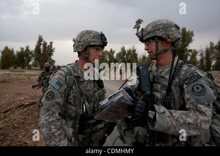 Apr 09, 2011 - Le district de Panjwayi, province de Kandahar, Afghanistan - Les soldats du 3e peloton, Compagnie Comanche, 1er escadron du 2e régiment de cavalerie Stryker discuter leurs mouvements dans le cadre d'un effacement près du village de Nakhonay, dans le district de Panjwayi, province de Kandahar, Afghanistan, samedi. L Banque D'Images