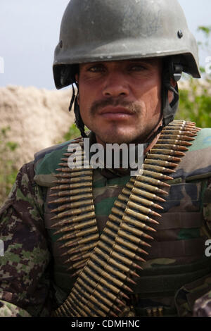 Apr 09, 2011 - Le district de Panjwayi, province de Kandahar, Afghanistan - Un soldat de l'Armée nationale afghane se penche sur l'appareil photo alors que pendant une opération de compensation avec les États-Unis et les forces de la FIAS, près du village de Nakhonay, dans le district de Panjwayi, province de Kandahar, Afghanistan, samedi. Le bataillon de compensation de taille moyenne op Banque D'Images