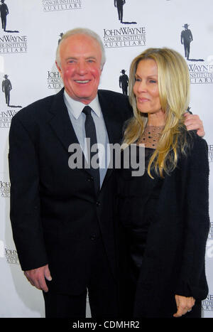 9 avril, 2011 - Los Angeles, Californie, États-Unis - l'acteur James Caan et son épouse, Linda Le RCAS arrivent pour le John Wayne Cancer Institute 26 auxiliaire Odyssey annuel ballon tenu au Beverly Hilton Hotel. Banque D'Images