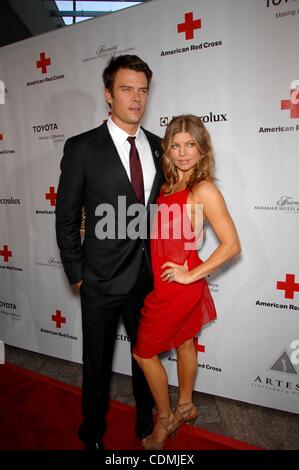 9 avril 2011 - Hollywood, Californie, États-Unis - Josh Duhamel et Fergie au cours de la Croix-Rouge américaine cravate rouge, tenue à l'hôtel Fairmont Miramar Hotel, le 9 avril 2011, à Santa Monica, en Californie.. 2011 Image : © Crédit(Michael Germana/Globe Photos/ZUMAPRESS.com) Banque D'Images