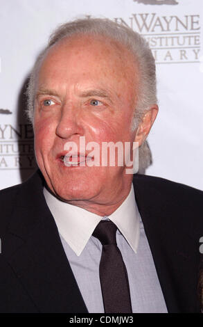 9 avril 2011 - Hollywood, Californie, États-Unis - JAMES CAAN .La 26e balle Odyessy au bénéfice de l'Institut du cancer de John Wayne .Beverly Hilton, Beverly Hills, CA 04-09-2011. 2011 .J15697PR(Image Crédit : Â© Phil Roach/Photos/ZUMAPRESS.com) Globe Banque D'Images