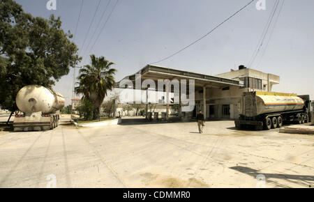 11 avril, 2011 - Rafah, bande de Gaza, territoire palestinien - un Palestinien passe devant une station de gaz naturel dans la région de Rafah, au sud de la bande de Gaza, comme la bande de Gaza souffre de la pénurie de gaz naturel qui entrent à la bande de l'enclave d'Israël. (Crédit Image : &# 169 ; Abed Rahim Khatib/apaimages/ZUMApr Banque D'Images