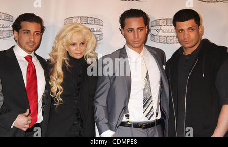 12 avril 2011 - New York, New York, États-Unis - VICTORIA GOTTI et son fils assister à la conférence de presse pour le nouveau film "Gotti - trois générations" lieu Sheraton Hotel. (Crédit Image : © Kaszerman ZUMAPRESS.com)/Nancy Banque D'Images