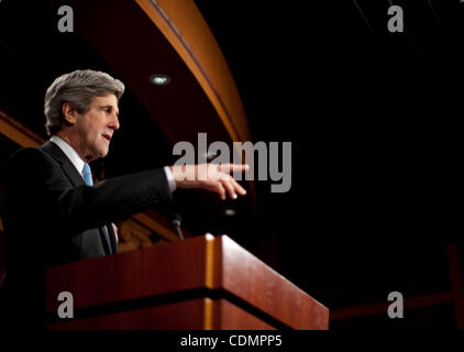 12 avril 2011 - Washington, District of Columbia, États-Unis - Le président des Relations étrangères du Sénat, John Kerry (D-MA) lors d'une conférence de presse pour présenter la confidentialité commerciale ''Bill of Rights Act de 2011, qui établit un cadre pour protéger les renseignements personnels de tous les Américains à la fois en ligne et hors Banque D'Images