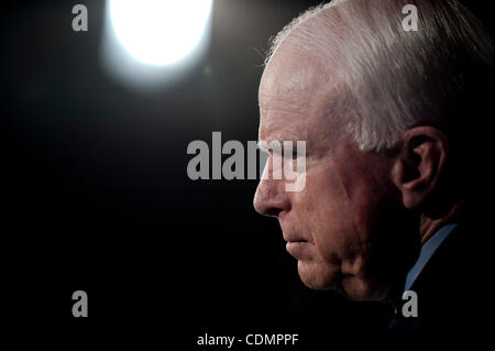 12 avril 2011 - Washington, District of Columbia, États-Unis - Le Sénateur John Mccain (R-AZ) lors d'une conférence de presse pour présenter la confidentialité commerciale ''Bill of Rights Act de 2011, qui établit un cadre pour protéger les renseignements personnels de tous les Américains à la fois en ligne et hors ligne. (Crédit Image : Banque D'Images