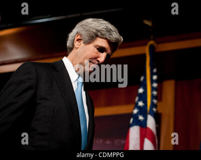 12 avril 2011 - Washington, District of Columbia, États-Unis - Le président des Relations étrangères du Sénat, John Kerry (D-MA) lors d'une conférence de presse pour présenter la confidentialité commerciale ''Bill of Rights Act de 2011, qui établit un cadre pour protéger les renseignements personnels de tous les Américains à la fois en ligne et hors Banque D'Images