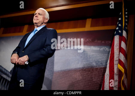 12 avril 2011 - Washington, District of Columbia, États-Unis - Le Sénateur John Mccain (R-AZ) lors d'une conférence de presse pour présenter la confidentialité commerciale ''Bill of Rights Act de 2011, qui établit un cadre pour protéger les renseignements personnels de tous les Américains à la fois en ligne et hors ligne. (Crédit Image : Banque D'Images