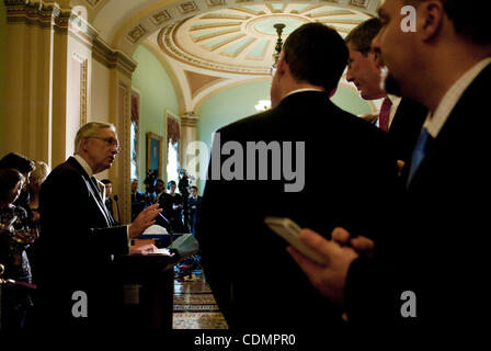 12 avril 2011 - Washington, District of Columbia, États-Unis - le chef de la majorité au Sénat Harry Reid (D-NV) parle à la presse au sujet du budget et le plafond de la dette les négociations sur la colline du Capitole, le mardi (Image Crédit : © Pete/ZUMAPRESS.com) Marovich Banque D'Images