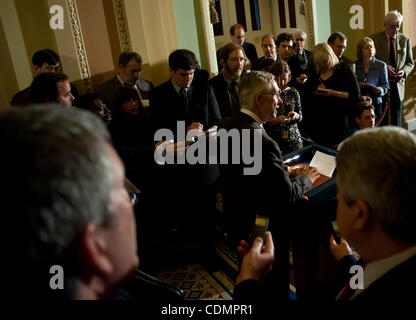 12 avril 2011 - Washington, District of Columbia, États-Unis - le chef de la majorité au Sénat Harry Reid (D-NV) parle à la presse au sujet du budget et le plafond de la dette les négociations sur la colline du Capitole, le mardi (Image Crédit : © Pete/ZUMAPRESS.com) Marovich Banque D'Images