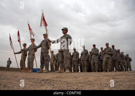 Apr 14, 2011 - Maywand, Kandahar, Afghanistan - Les soldats du 3e Escadron, 2e régiment de cavalerie de Stryker en formation stand au cours d'une cérémonie de passation des pouvoirs à la base d'opérations avancée Azizullah dans le district de Maywand, dans la province de Kandahar, Afghanistan, mercredi. Ayant presque terminé leur année long déploiement Banque D'Images