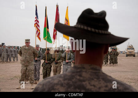 Apr 14, 2011 - Maywand, Kandahar, Afghanistan - portant son stetson de cavalerie américaine, le commandant du 3e Escadron, 2e Stryker Cavalry Regiment, le Lieutenant-colonel Brian E. DENNY surveille ses soldats lors d'une cérémonie de passation des pouvoirs à la base d'opérations avancée Azizullah dans le district de Maywand, dans la province de Kandahar, Banque D'Images