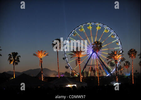 Apr 15, 2011 - Indio, California, USA - Ambiance générale avec grande roue au Coachella 2011 Music & Arts Festival qui aura lieu à l'Empire Polo Field. Les trois jours du festival permettra d'attirer des milliers de fans pour voir une variété d'artiste sur six étapes différentes. Copyright 2011 Jason Moo Banque D'Images