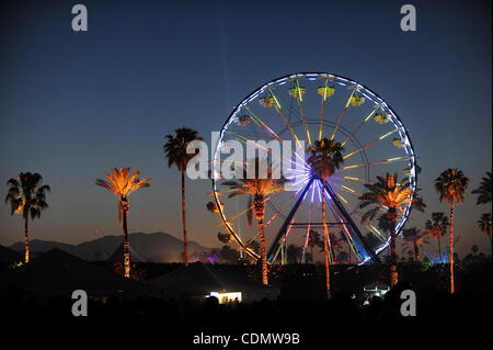 Apr 15, 2011 - Indio, California, USA - Ambiance générale avec grande roue au Coachella 2011 Music & Arts Festival qui aura lieu à l'Empire Polo Field. Les trois jours du festival permettra d'attirer des milliers de fans pour voir une variété d'artiste sur six étapes différentes. Copyright 2011 Jason Moo Banque D'Images