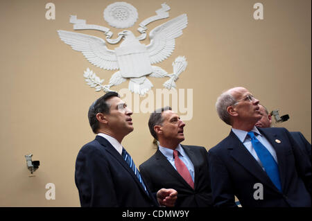 14 avril 2011 - Washington, District of Columbia, États-Unis - Surveillance de la Chambre et président du comité de réforme du gouvernement Darrell Issa (D-CA), Gov. Peter SHUMLIN (D-VT) et Peter Welch (D-VT) devant un comité de surveillance et de la réforme de l'Etat Audience sur ''State et dette municipale : des choix difficiles Ah Banque D'Images