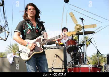 Apr 16, 2011 - Indio, California, USA - (L-R), chanteur / guitariste MATTHIEU VASQUEZ et le batteur BRANDON YOUNG de la bande dans le Delta Spirit of live dans le cadre de la Coachella 2011 Music & Arts Festival qui aura lieu à l'Empire Polo Field. Les trois jours du festival attirera des milliers o Banque D'Images