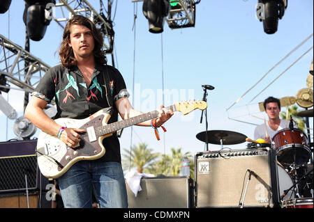 Apr 16, 2011 - Indio, California, USA - (L-R), chanteur / guitariste MATTHIEU VASQUEZ et le batteur BRANDON YOUNG de la bande dans le Delta Spirit of live dans le cadre de la Coachella 2011 Music & Arts Festival qui aura lieu à l'Empire Polo Field. Les trois jours du festival attirera des milliers o Banque D'Images