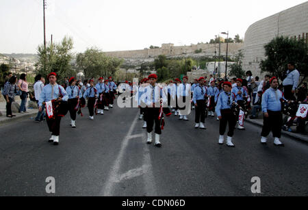 Apr 17, 2011 - Jérusalem, Israël - Christian scouts prennent part à la procession des Rameaux de Mt. Olives en la vieille ville de Jérusalem marquant le retour triomphal de Jésus Christ à Jérusalem, quand une foule enthousiaste l'accueillit en agitant les feuilles de palmier la semaine avant sa mort. (Crédit Image : &# 169 ; Mahfo Banque D'Images