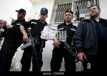 Apr 18, 2011 - Rafah, bande de Gaza, territoire palestinien - membres des forces de sécurité du Hamas retenir palestiniens réagir après le cercueil du militant italien Vittorio Arrigoni a été prise de l'al-l'hôpital Shifa à Gaza City. Les amis de l'activiste italien Arrigoni est arrivé à Gaza pour escorter son b Banque D'Images