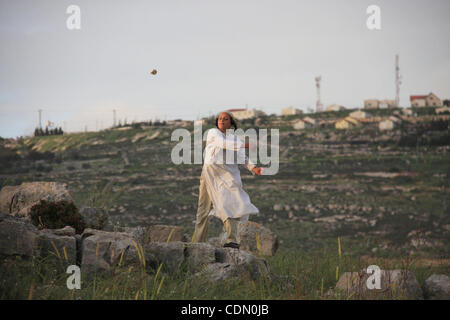 19 Apr 2011 - Naplouse, Cisjordanie, Territoires palestiniens - un colon juif de l'Har Bracha détient des pierres comme il se prépare à leur métier à les villageois palestiniens lors d'affrontements près du village palestinien de Burin dans les territoires occupés de Cisjordanie. Trois Palestiniens ont été blesser Banque D'Images