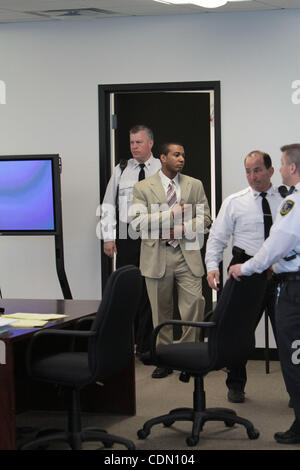 20 avr 2011 - Woburn, Massachusetts, États-Unis - JABRAI COPNEY LA JORDANIE, centre, se tourne vers les membres de sa famille dans l'auditoire qu'il entre dans la salle d'audience le 20 avril 2011 pour la fermeture des arguments à son procès. Copney, qui a plaidé non coupable de meurtre au premier degré en 2009 le tournage de Justin Co Banque D'Images