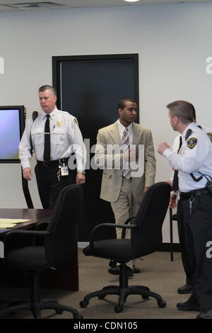 20 avr 2011 - Woburn, Massachusetts, États-Unis - JABRAI COPNEY LA JORDANIE, centre, se tourne vers les membres de sa famille dans l'auditoire qu'il entre dans la salle d'audience le 20 avril 2011 pour la fermeture des arguments à son procès. Copney, qui a plaidé non coupable de meurtre au premier degré en 2009 le tournage de Justin Co Banque D'Images