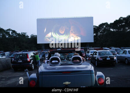 Apr 22, 2011 - Wellfleet, Massachusetts, États-Unis - la foule profiter d'un film dans un drive-in Movie Theater à Cape Cod, Massachusetts. (Crédit Image : © Nicolas Czarnecki/ZUMAPRESS.com) Banque D'Images