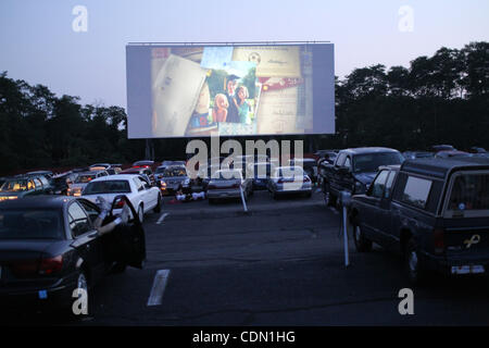 Apr 22, 2011 - Wellfleet, Massachusetts, États-Unis - la foule profiter d'un film dans un drive-in Movie Theater à Cape Cod, Massachusetts. (Crédit Image : © Nicolas Czarnecki/ZUMAPRESS.com) Banque D'Images