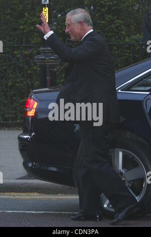 28 avril 2011 - Londres, Royaume-Uni - Camilla, Duchesse de Cornouailles et de Son Altesse Royale le Prince Charles, prince de Galles fréquentent le dîner de mariage au Mandarin Oriental Hyde Park le 28 avril 2011 à Londres, en Angleterre. (Crédit Image : © Jack Abuin/ZUMAPRESS.com) Banque D'Images