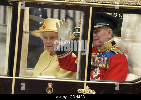 29 avril 2011 - Londres, Angleterre, Espagne - La reine Elizabeth II, le Prince Philip, duc d'Édimbourg ride dans une procession du chariot au palais de Buckingham après le mariage de Leurs Altesses Royales le prince William duc de Cambridge et Catherine duchesse de Cambridge à l'abbaye de Westminster le 29 avril 2011 Banque D'Images