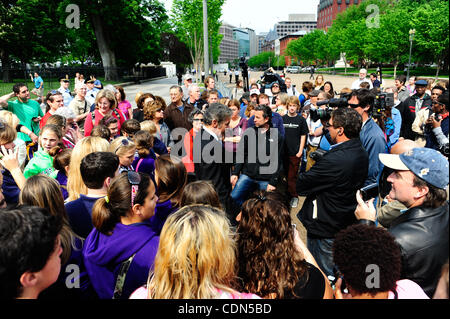 02 mai : Petite foule rassemblée comme FOX News reporter Geraldo Rivera a indiqué en face de la Maison Blanche à Washington DC le jour où les Etats-Unis ont annoncé la mort d'Oussama Ben Laden.(Image Crédit : © John Middlebrook/Cal/ZUMAPRESS.com) Media Sport Banque D'Images