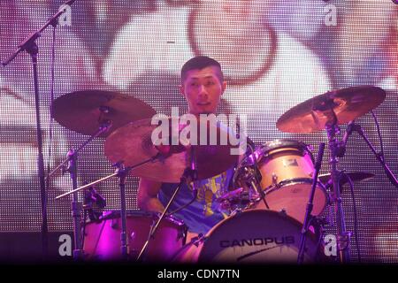 Mai 08, 2011 - Beijing, Chine - MAO MAO, batteur pour libérer les oiseaux, jouer avec le groupe sur les trois jours du Festival de musique Midi. (Crédit Image : © Breningstall ZUMAPRESS.com)/Jeremy Banque D'Images