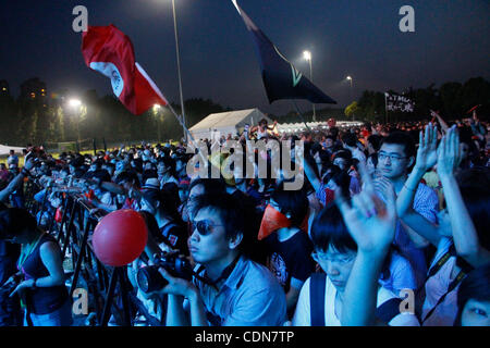 Mai 08, 2011 - Beijing, Chine - les membres de l'auditoire watch band Beijing gratuitement les oiseaux jouer au Festival de musique de midi à Century Park. (Crédit Image : © Breningstall ZUMAPRESS.com)/Jeremy Banque D'Images