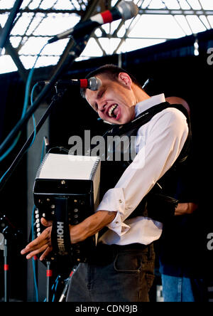 13 mai 2011 - San Antonio, Texas, USA - Grupo Inovacion, dirigée par son accordéoniste aveugle, Juanito Castillo, effectuer à la 30e Festival annuel de Tejano Conjunto. Conjunto music a commencé il y a plus de 100 ans lorsque les musiciens mexicains vivant au sud du Texas a adopté l'animé, de l'accordéon à trois boutons Banque D'Images
